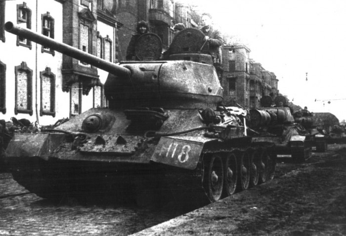 Т-34-85 во главе колонны 34-к движущихся по улицам освобожденного города