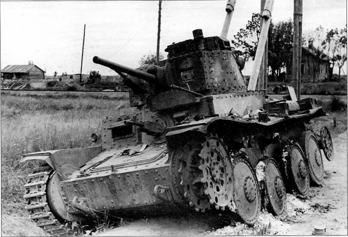 Потерявший гусеницу и брошенный экипажем LT vz.38, Восточный фронт