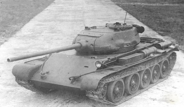 Снимок Т-54 (первый образец) на военном полигоне для фотоархива
