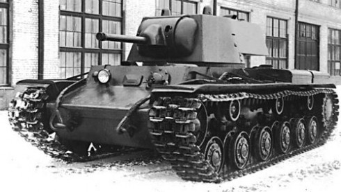 КВ-1 это настолько мощная машина, что даже серьезные немецкие 75-мм орудия легко его пробить не могут