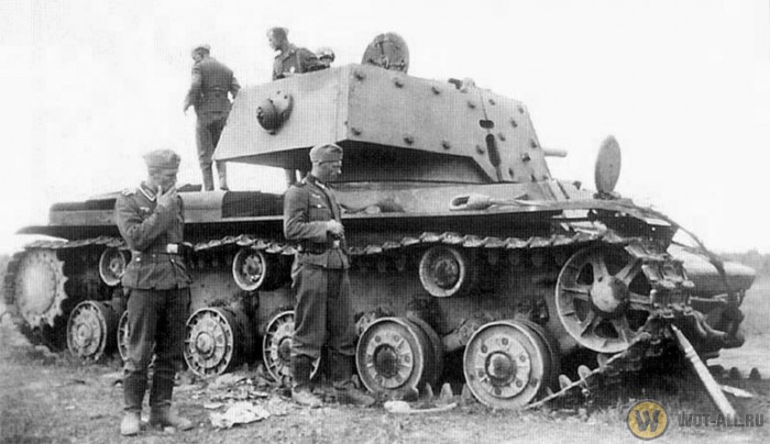 Немцы осматривают легендарный КВ-1, что смог на два дня задержать продвижение целой дивизии.
